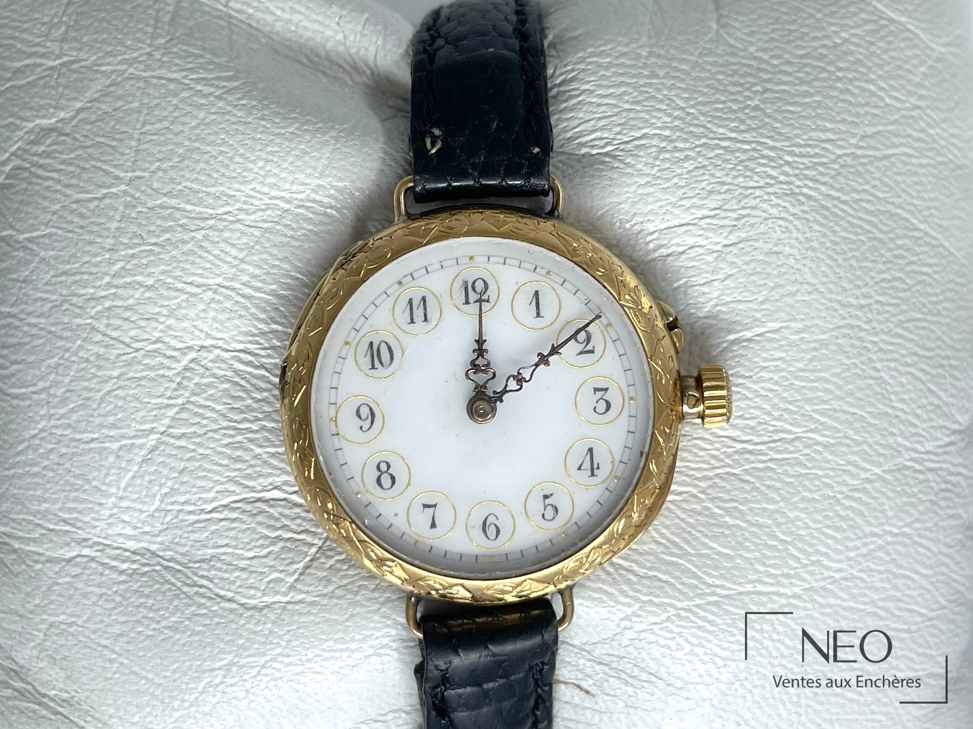 Montre-bracelet en or jaune 18 carats, cadran émaillé, XXe siècle