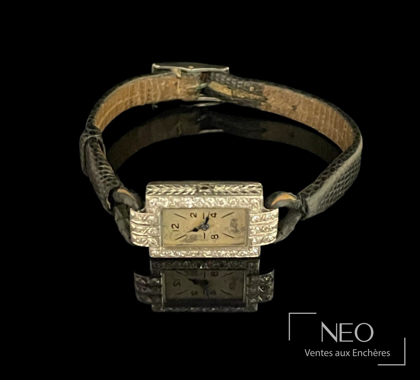 Montre bracelet rectangulaire en platine avec cadran beige et bracelet en cuir noir