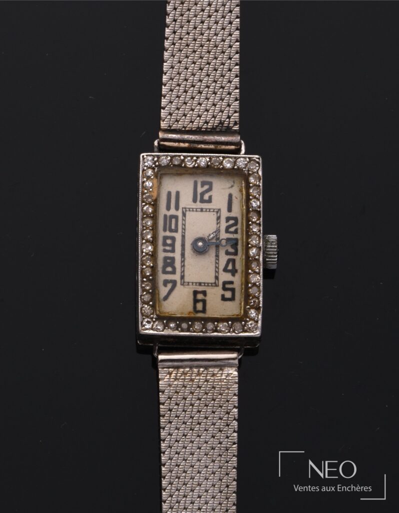 Montre-bracelet rectangulaire sertie de diamants