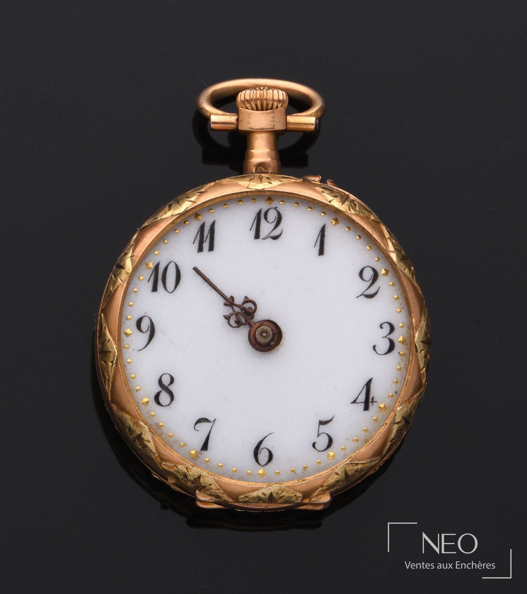 Montre de col en or jaune avec cadran blanc à chiffres arabes noirs