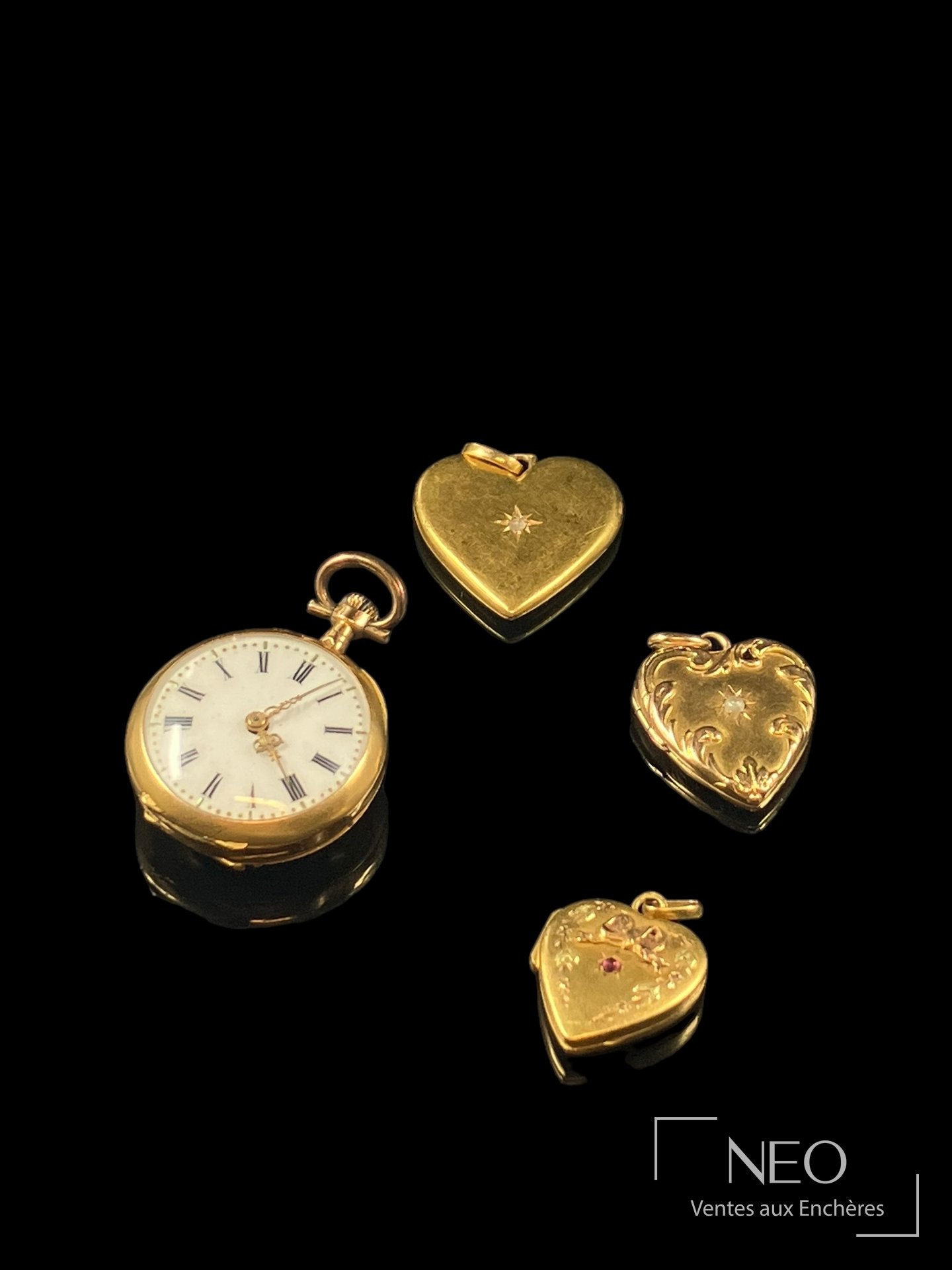 Montre de col en or jaune 18 carats avec cadran émaillé blanc et trois médaillons coeur