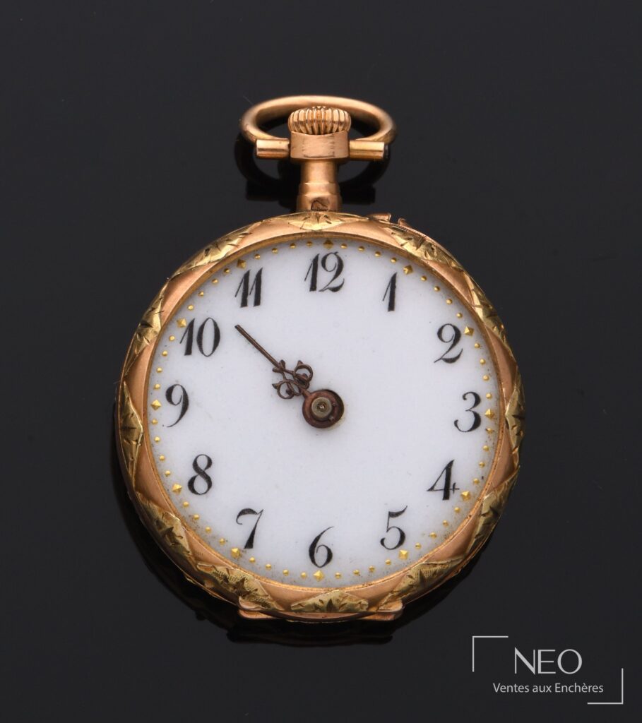 Montre de col en or avec cadran émaillé blanc et chiffres arabes noirs