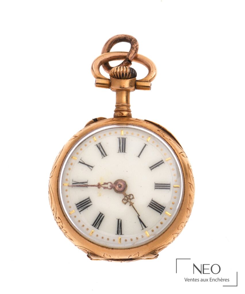 Montre de col en or jaune avec cadran à chiffres romains et aiguilles ajourées