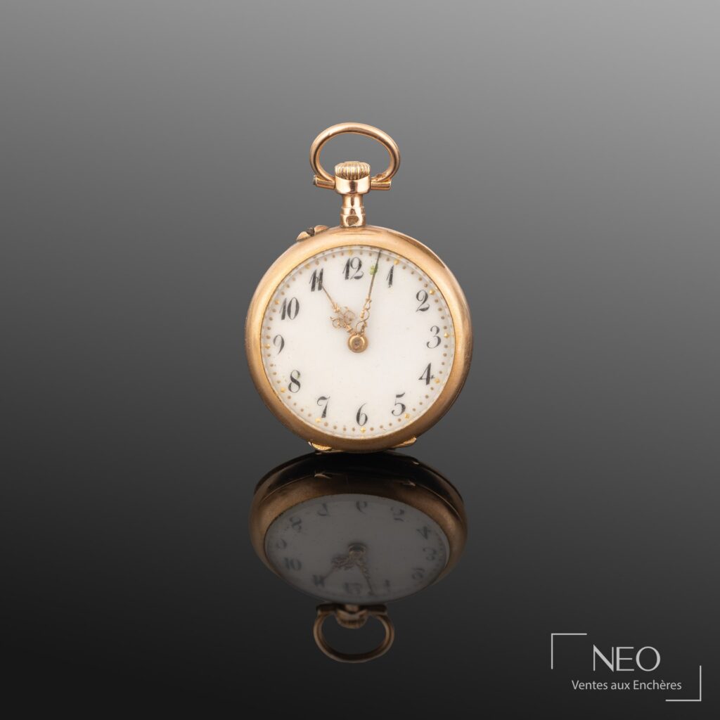Montre de col en or jaune avec cadran émaillé blanc et chiffres arabes