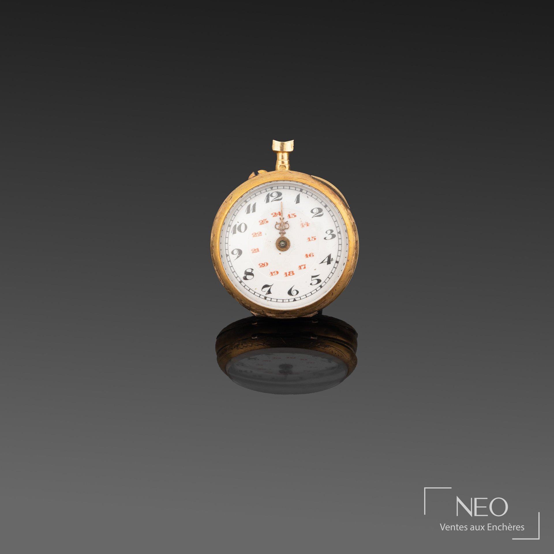 Montre de col en or jaune avec cadran émaillé blanc et chiffres arabes