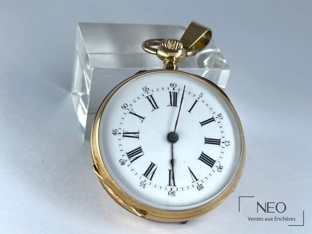 Montre de col en or jaune avec cadran émaillé à chiffres romains et arabes