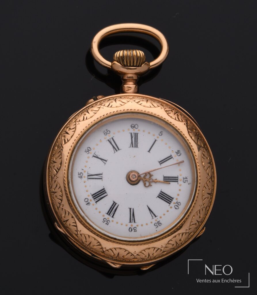 Montre de col en or jaune avec cadran émaillé blanc et chiffres romains