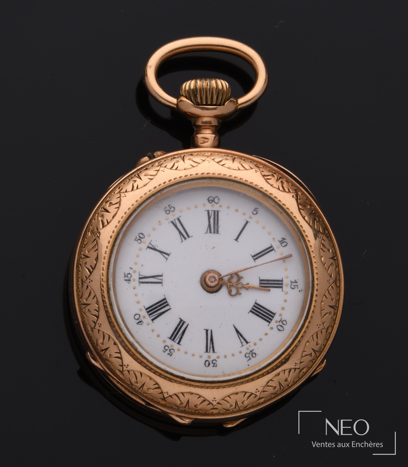 Montre de col en or jaune avec cadran émaillé blanc et chiffres romains
