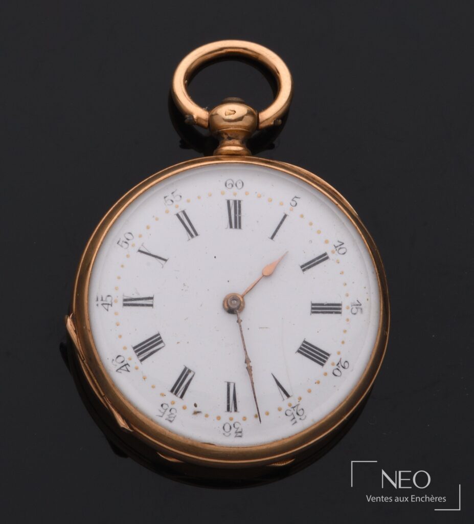 Montre de col en or jaune avec cadran émaillé blanc et chiffres romains