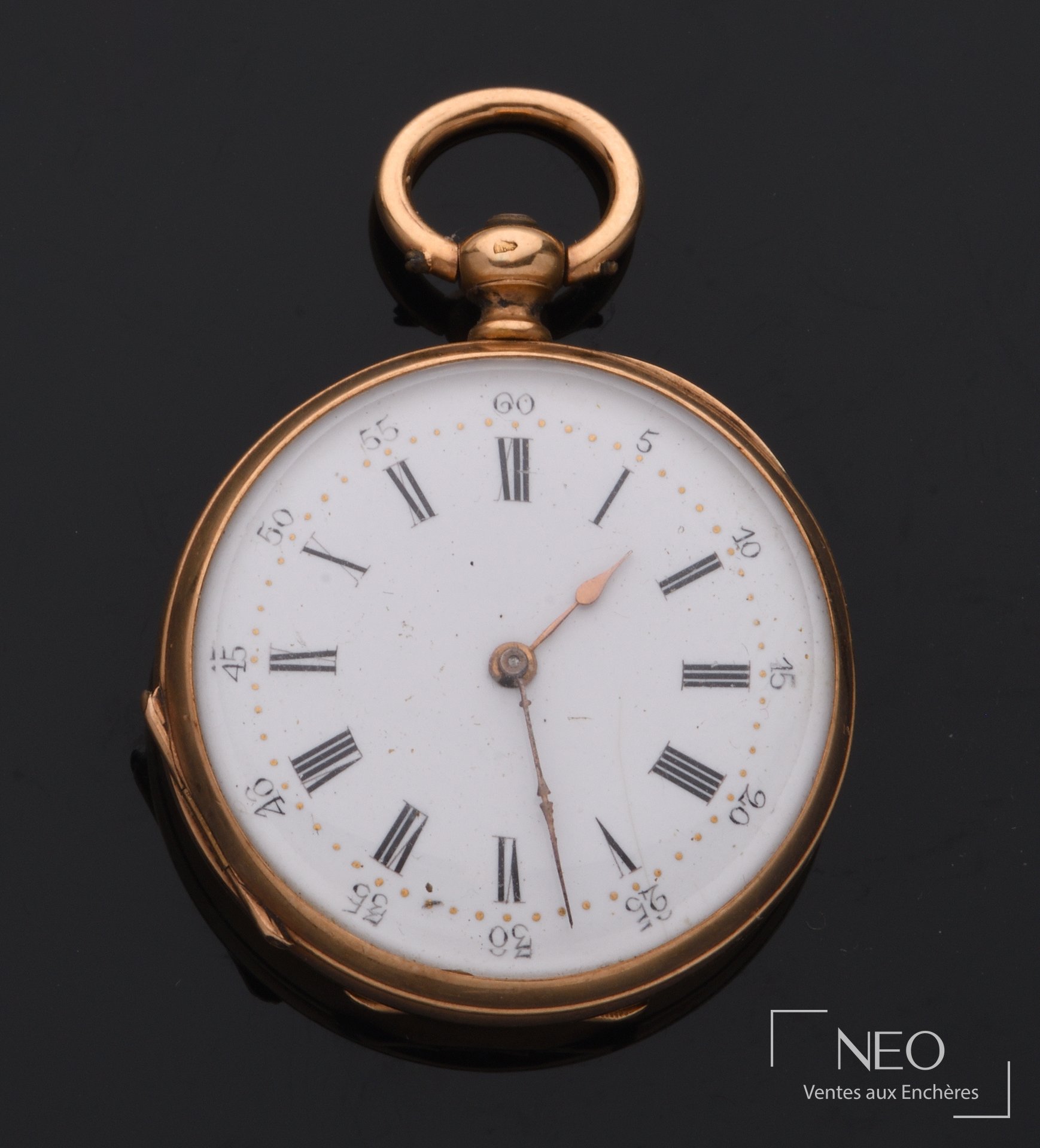 Montre de col en or jaune avec cadran émaillé blanc et chiffres romains