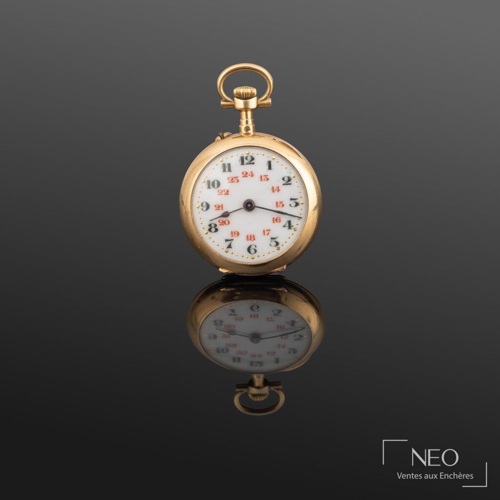 Montre de col en or jaune avec cadran émaillé blanc et chiffres arabes