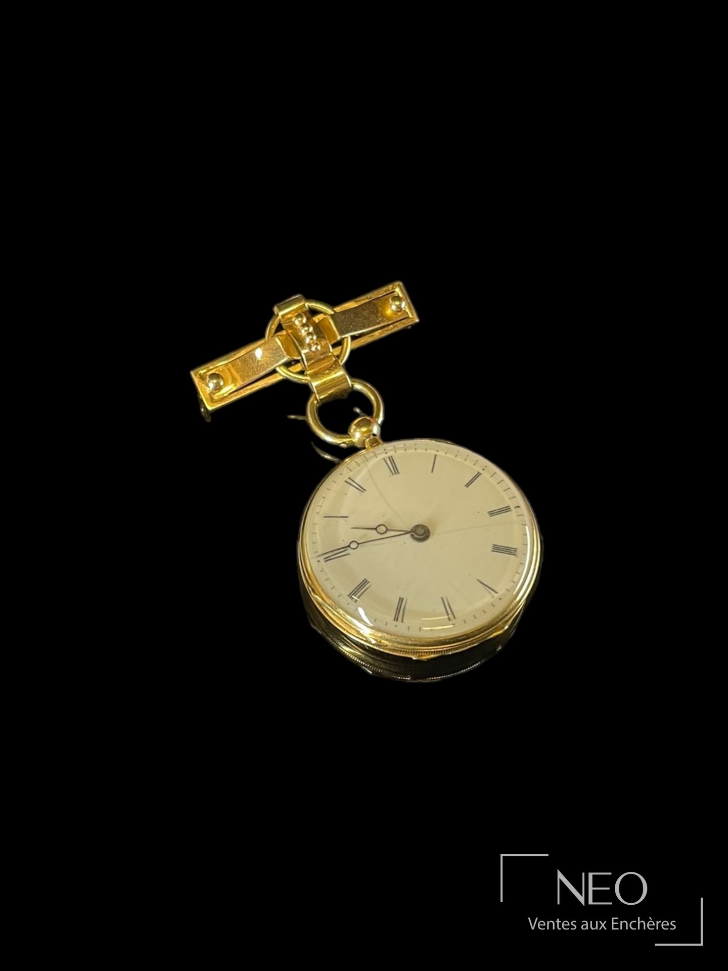 Montre de col en or jaune avec cadran émaillé champagne et cadran romain