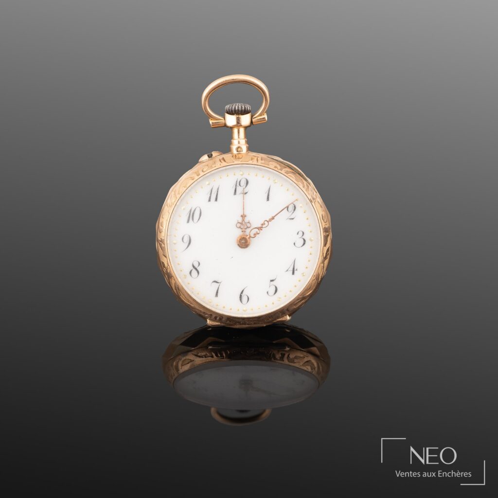 Montre de col en or rose avec cadran émaillé blanc et chiffres arabes