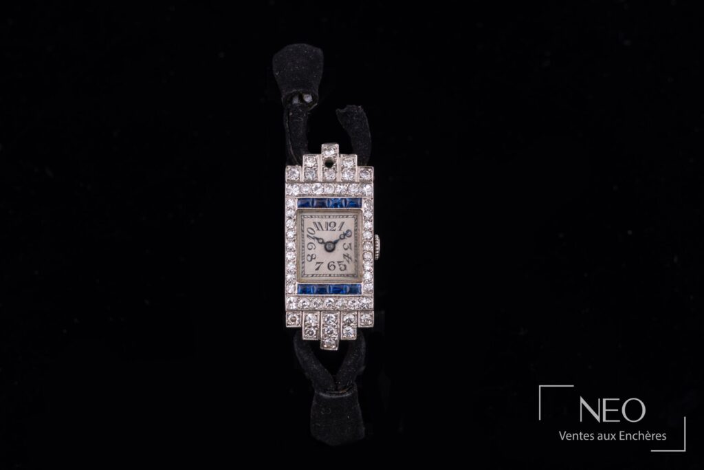 Montre de dame Art Déco rectangulaire sertie de diamants et de saphirs