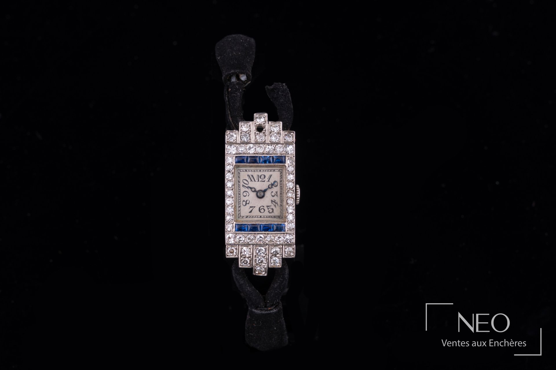 Montre de dame Art Déco rectangulaire sertie de diamants et de saphirs