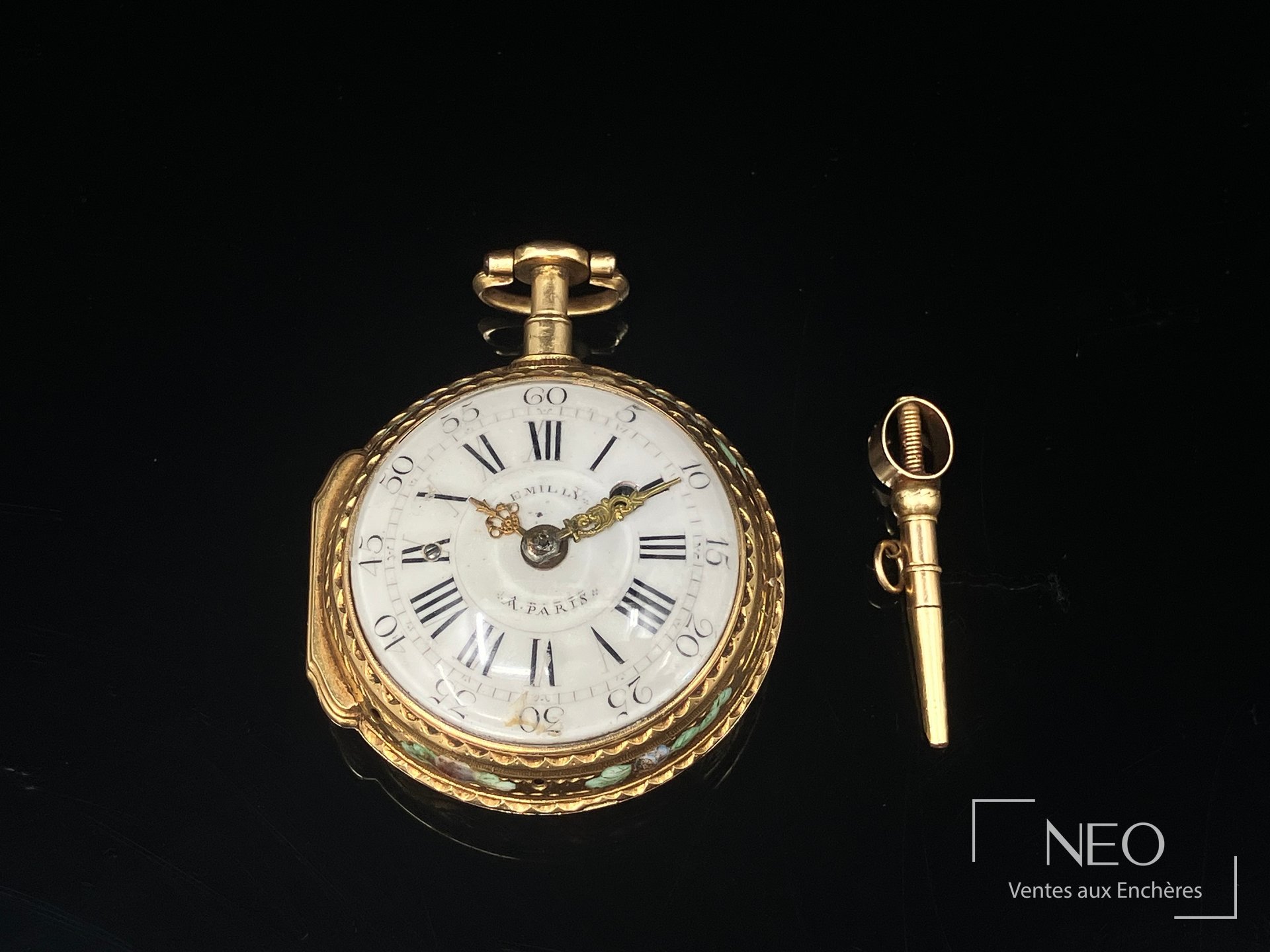 Montre de poche en or jaune avec cadran émaillé blanc et clé à droite