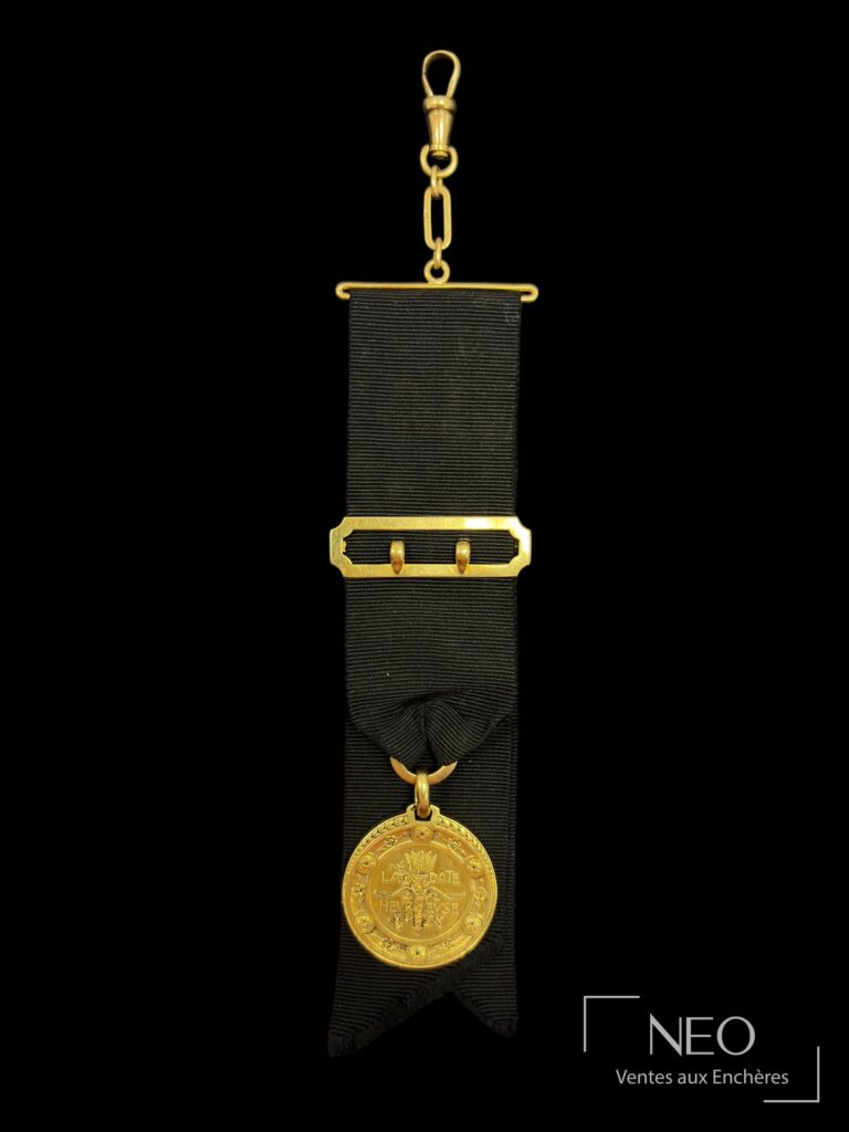 Montre de poche oignon suspendue à un ruban noir avec sa médaille