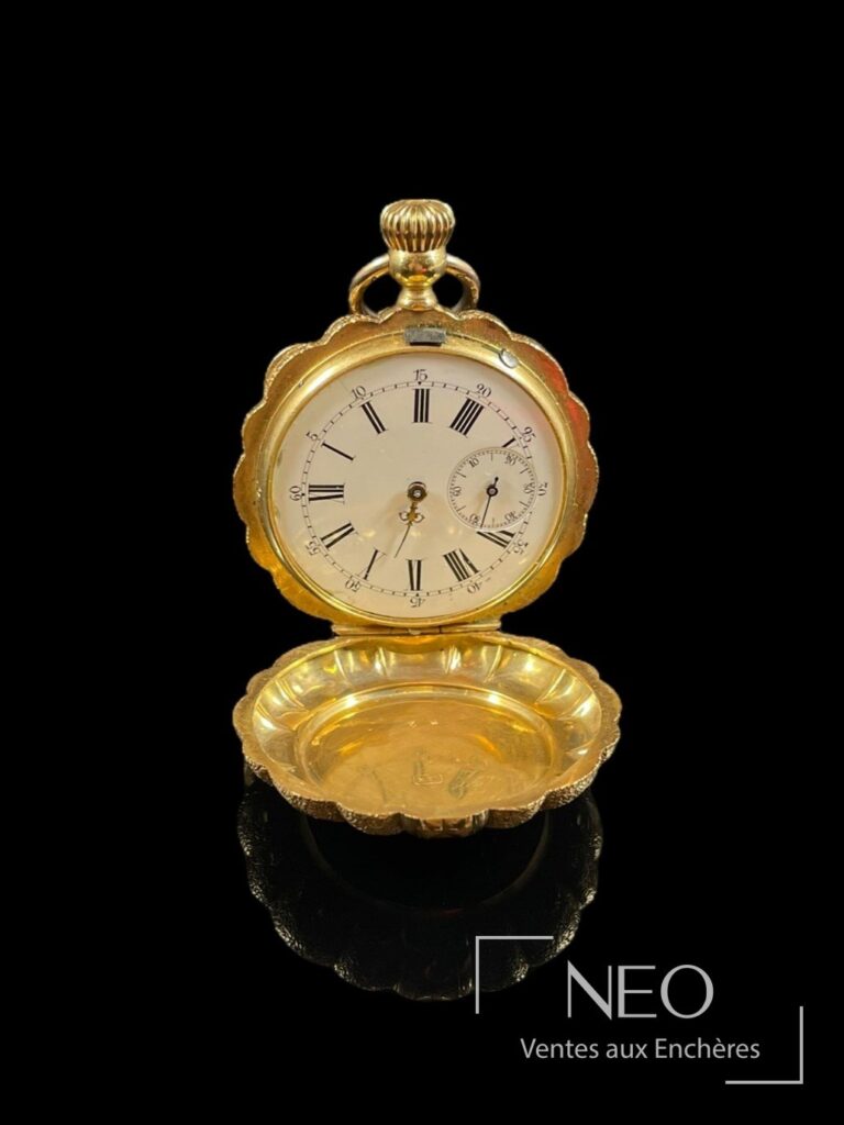 Montre de poche savonnette en or jaune avec cadran émail blanc ouvert sur son boîtier