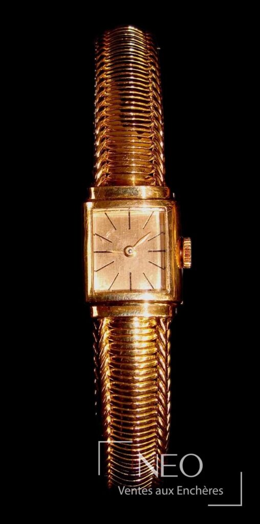Montre rectangulaire en or jaune avec cadran à fond champagne et bracelet à mailles serpent