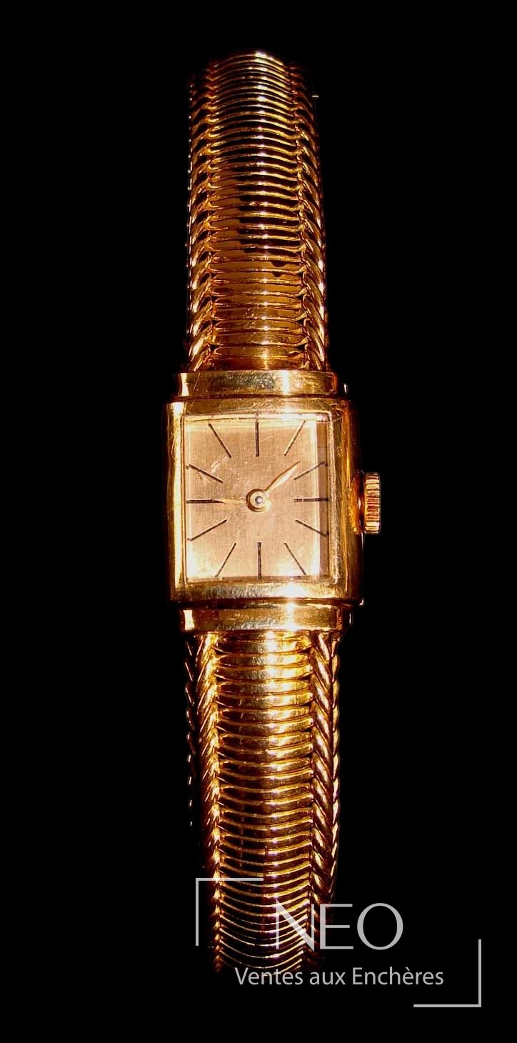 Montre rectangulaire en or jaune avec cadran à fond champagne et bracelet à mailles serpent