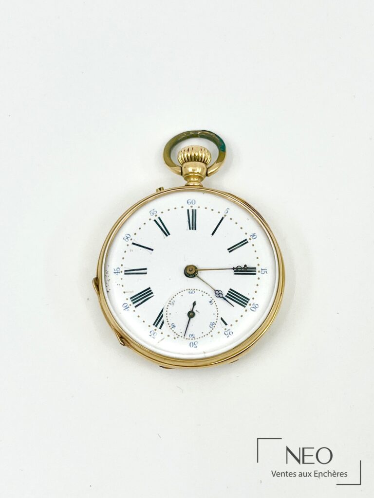 Montre gousset en or jaune avec cadran émaillé blanc et chiffres romains.