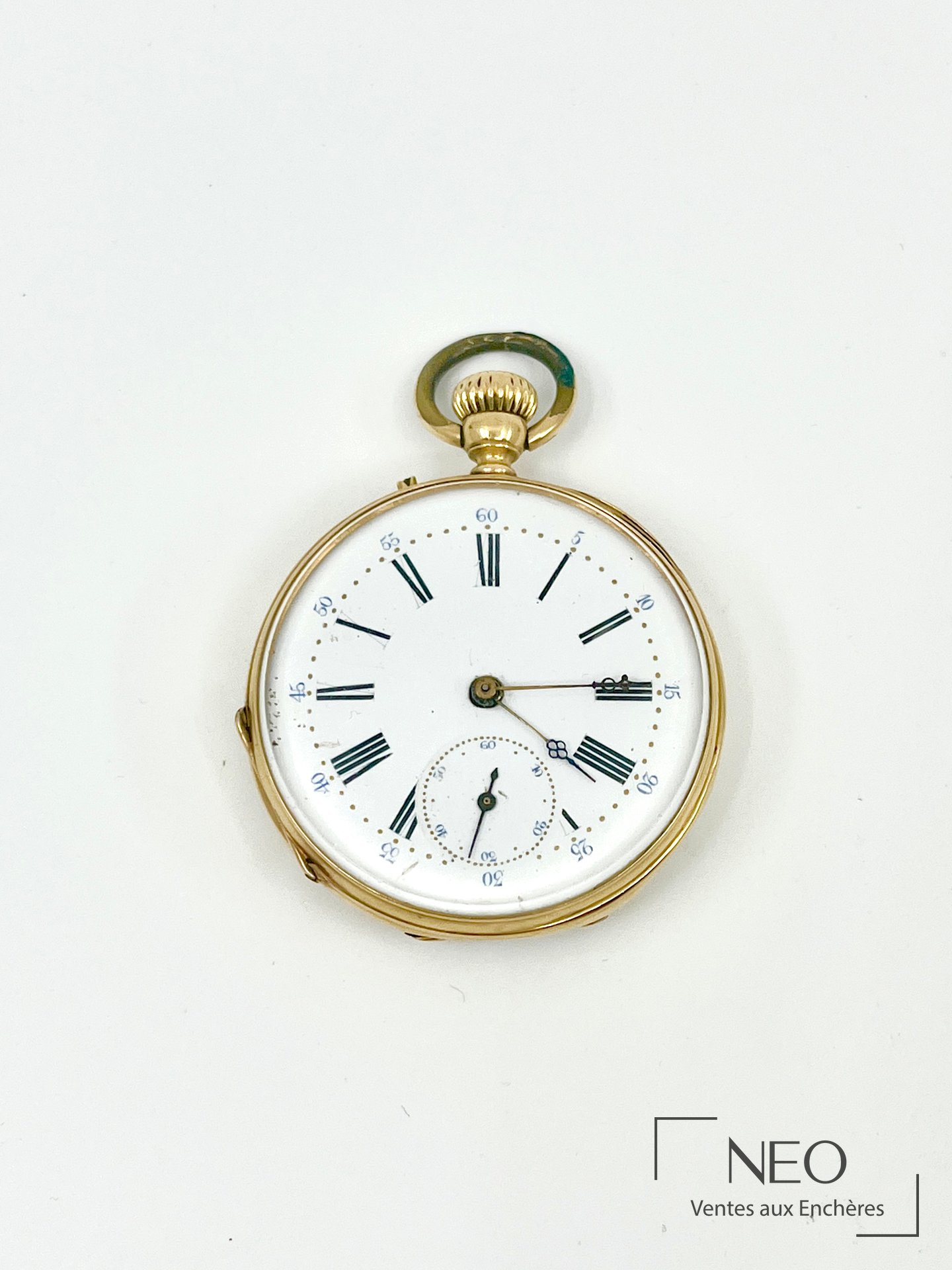 Montre gousset en or jaune avec cadran émaillé blanc et chiffres romains.