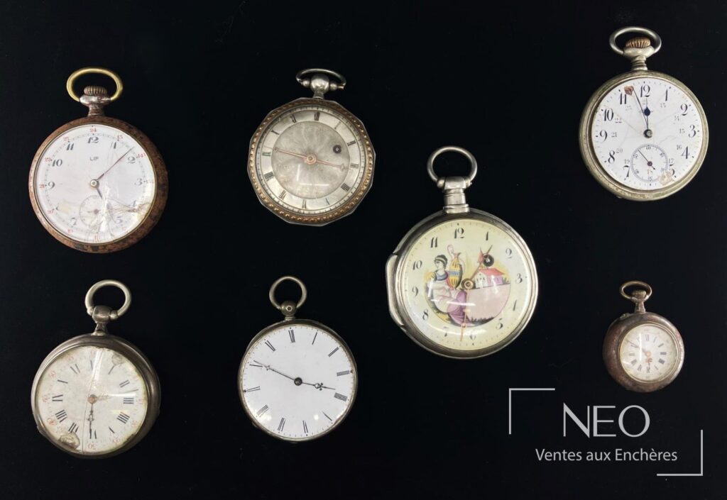 Ensemble de dix montres à gousset disposées sur fond noir