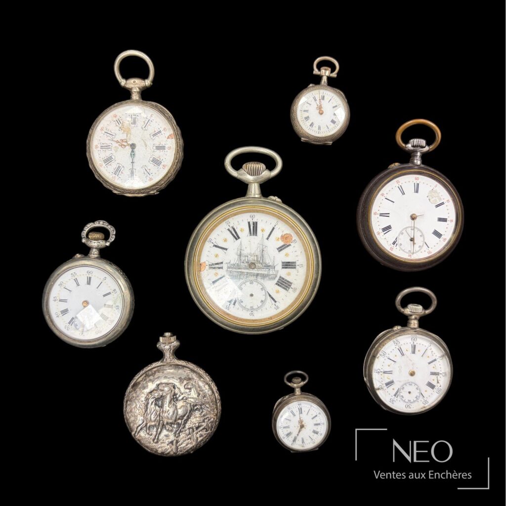 Ensemble de huit montres à gousset présentées de face sur fond noir.