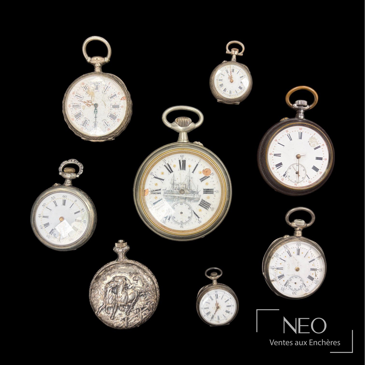 Ensemble de huit montres à gousset présentées de face sur fond noir.