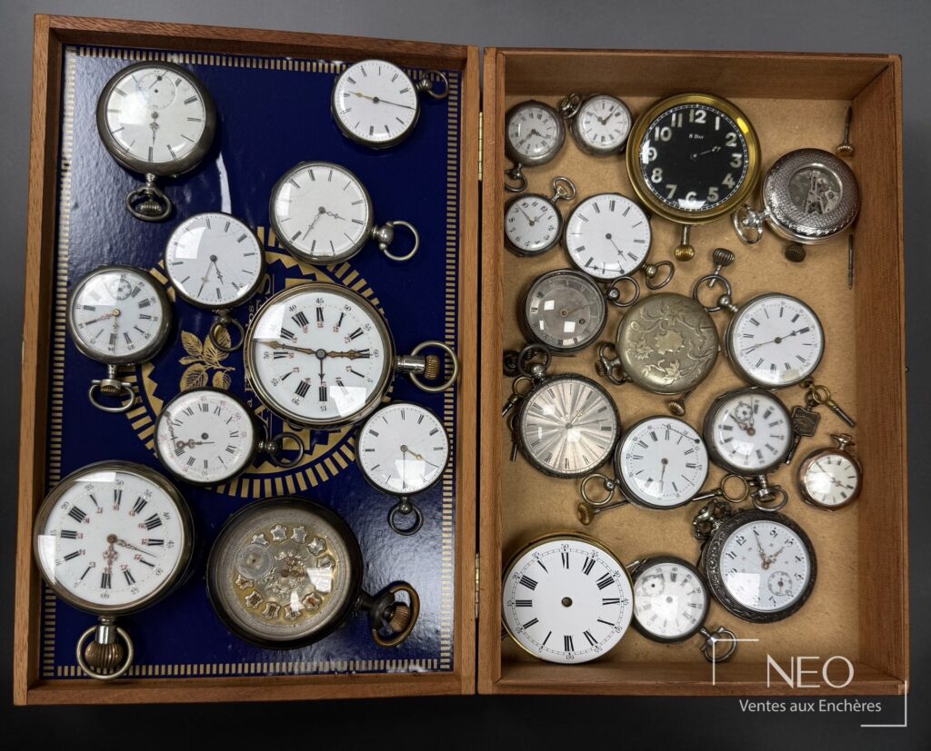 Lot de montres à gousset disposées dans deux boîtes