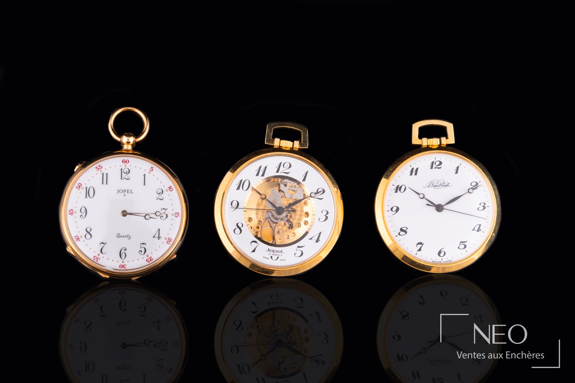 Trois montres à gousset dorées vues de face