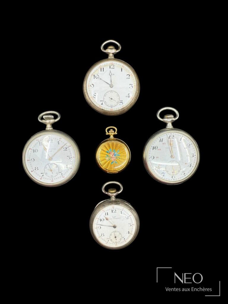 Cinq montres à gousset présentées de face