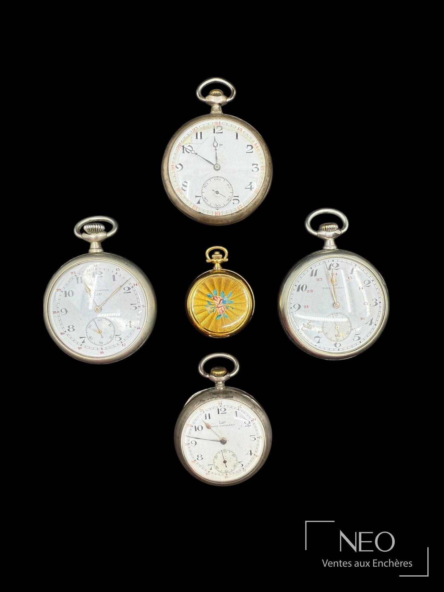 Cinq montres à gousset présentées de face