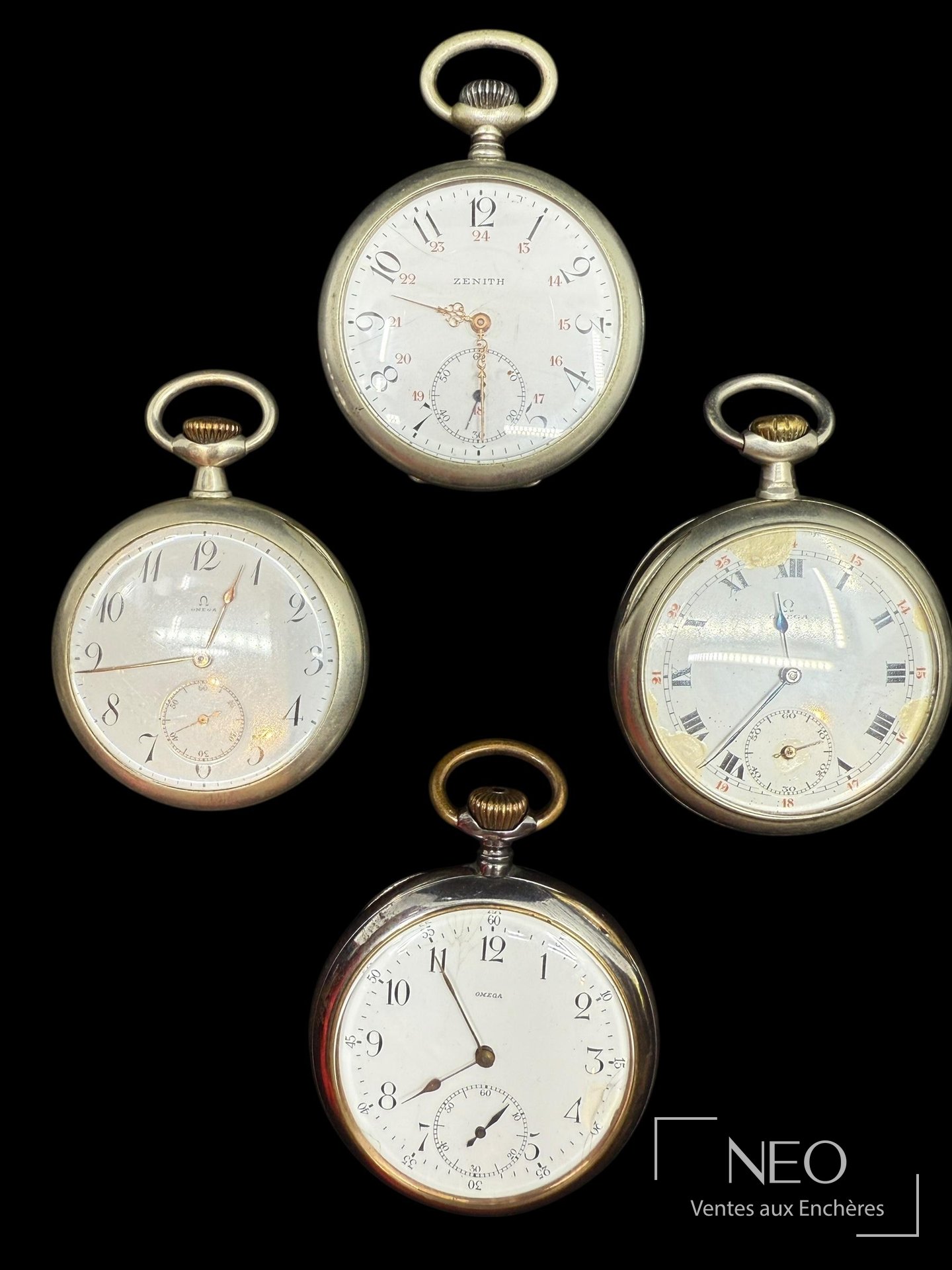 Cinq montres à gousset vues de face