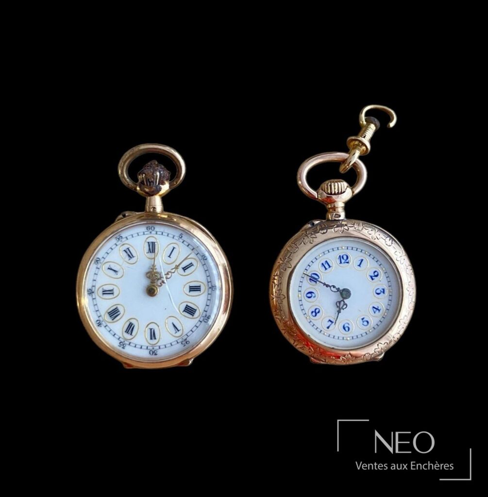 Deux montres à gousset en or rose avec cadrans émaillés blancs et chiffres différents