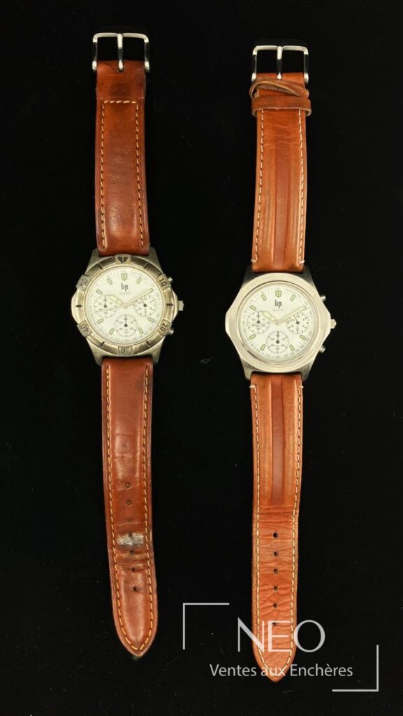 Deux montres bracelet LIP en acier avec bracelets en cuir brun sur fond noir