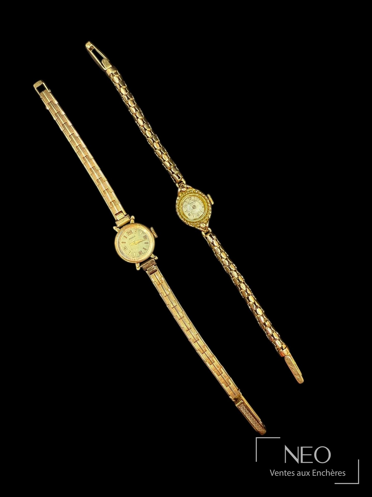 Deux montres bracelet en or 18 carats vues de face sur fond noir