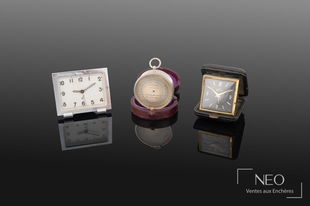 Lot de quatre montres-bracelets et accessoires présentés de face