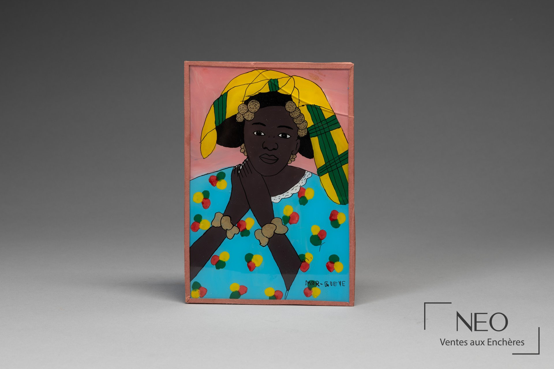 Figure féminine vêtue d'un boubou bleu