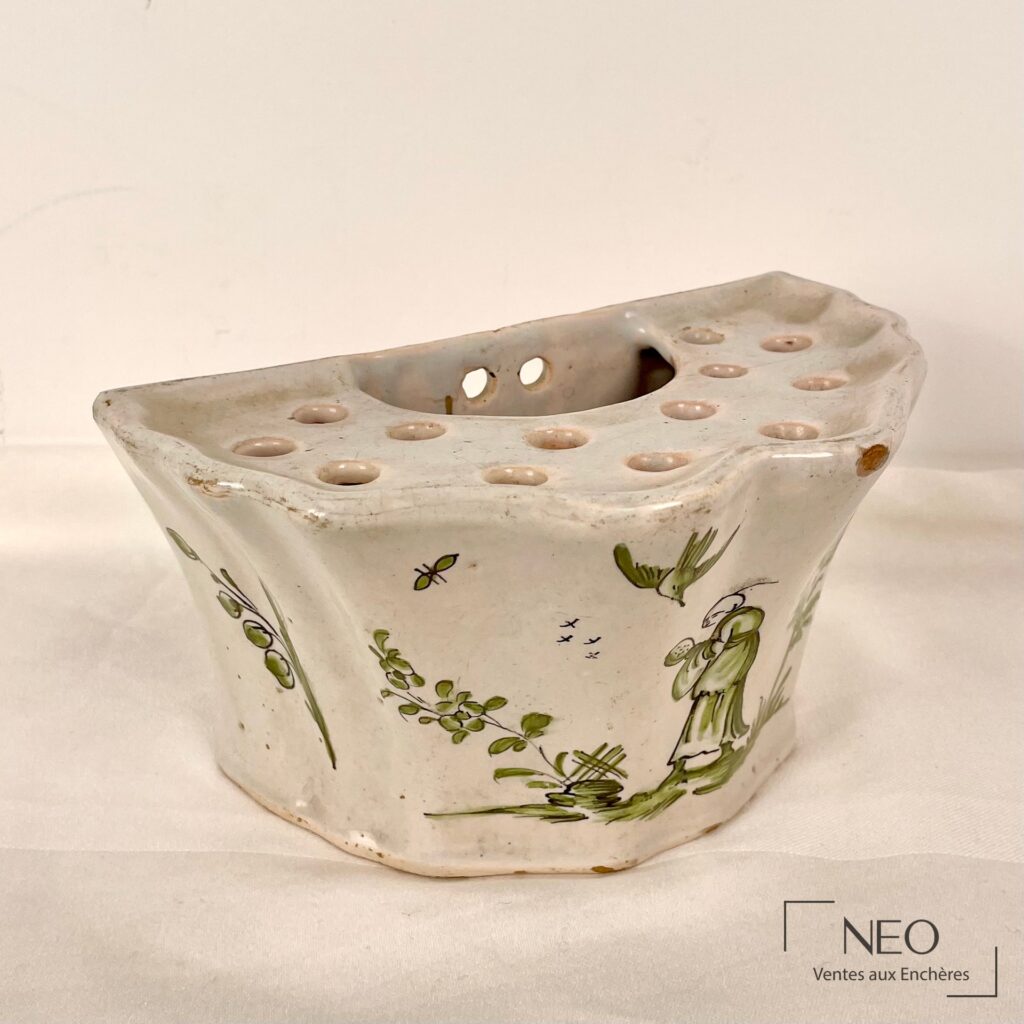 Bouquetière en faïence blanche à décor vert