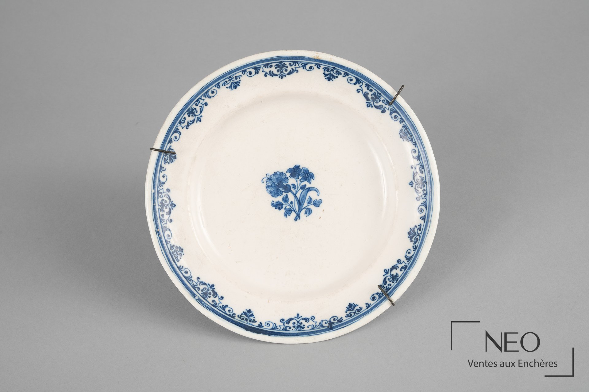 Paire d’assiettes circulaires en faïence de Moustiers, XVIIIe siècle ou postérieur