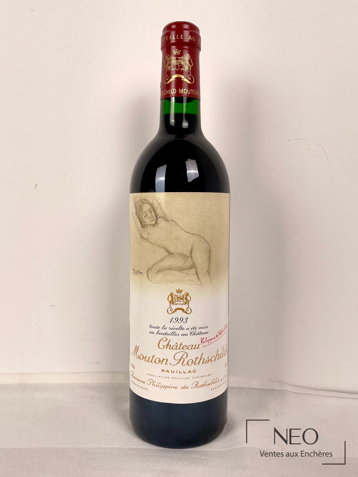 Bouteille de Mouton Rothschild 1993 avec étiquette frontale et capsule rouge