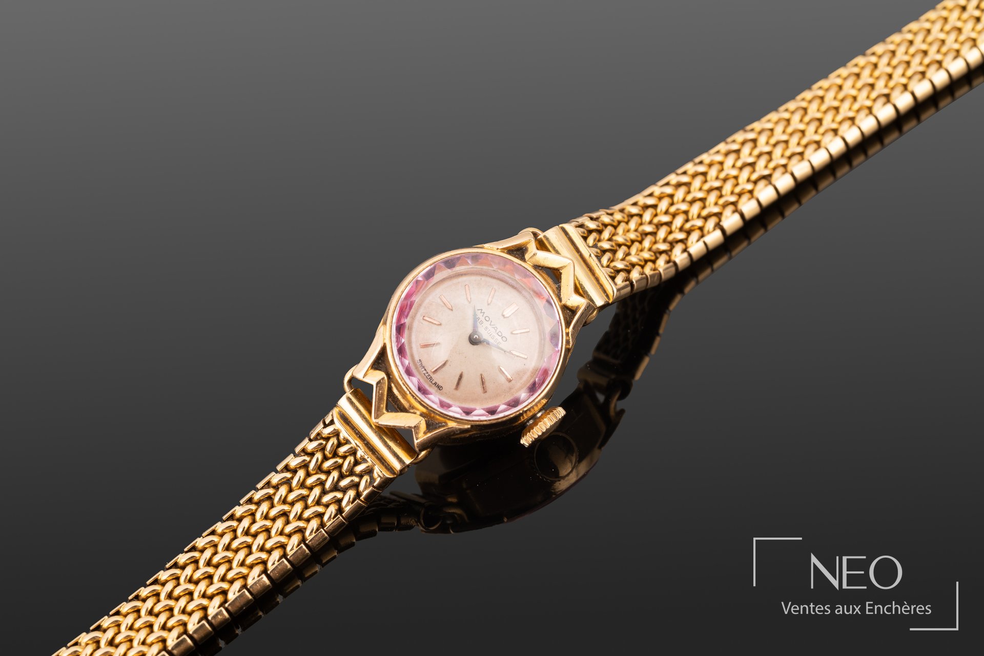 Montre bracelet Movado en or jaune avec cadran champagne et bracelet à maille polonaise