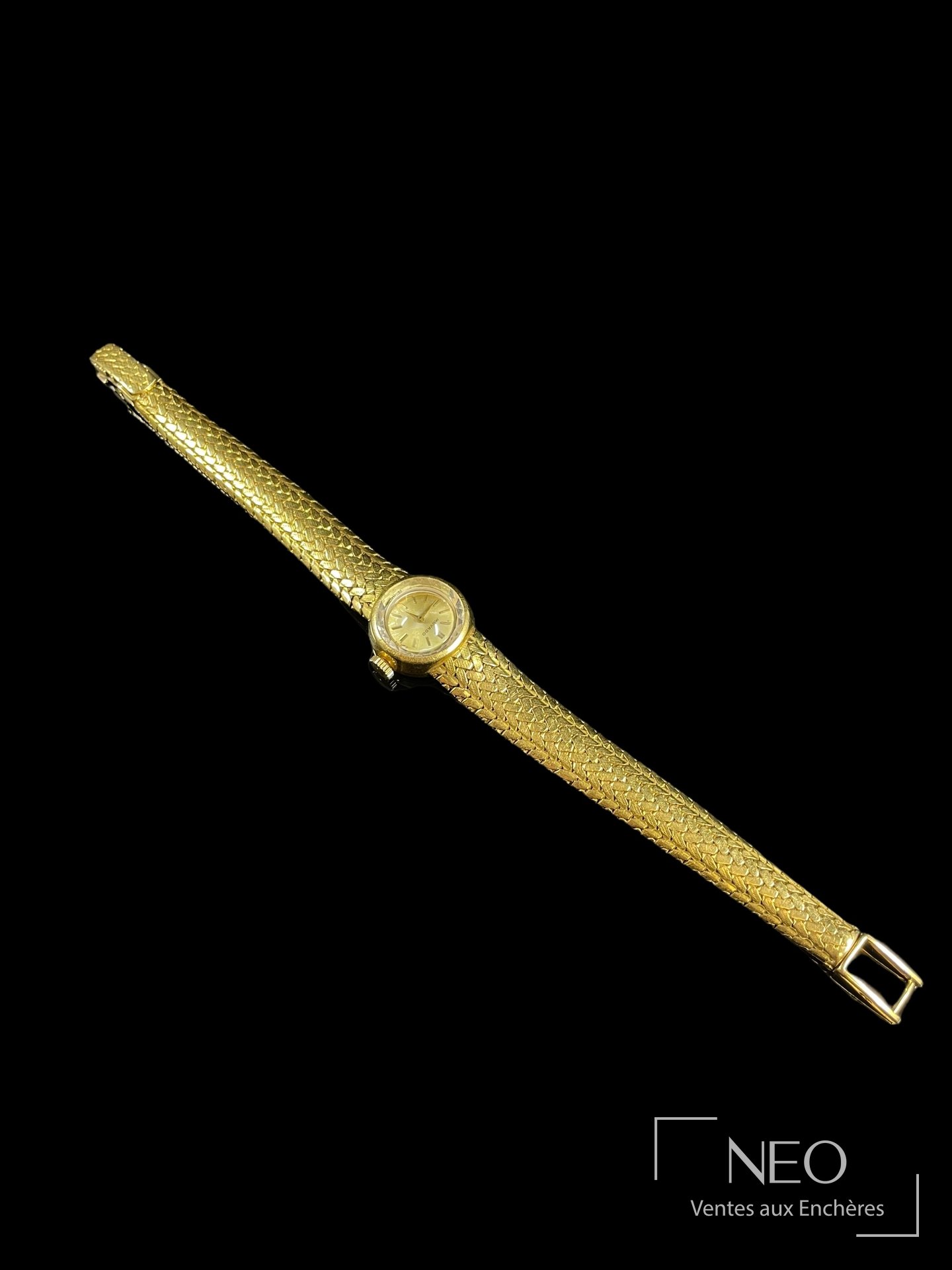 Montre-bracelet Movado en or jaune sur fond noir