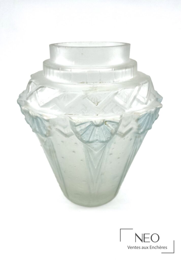 Vase conique en verre incolore à décor géométrique en relief
