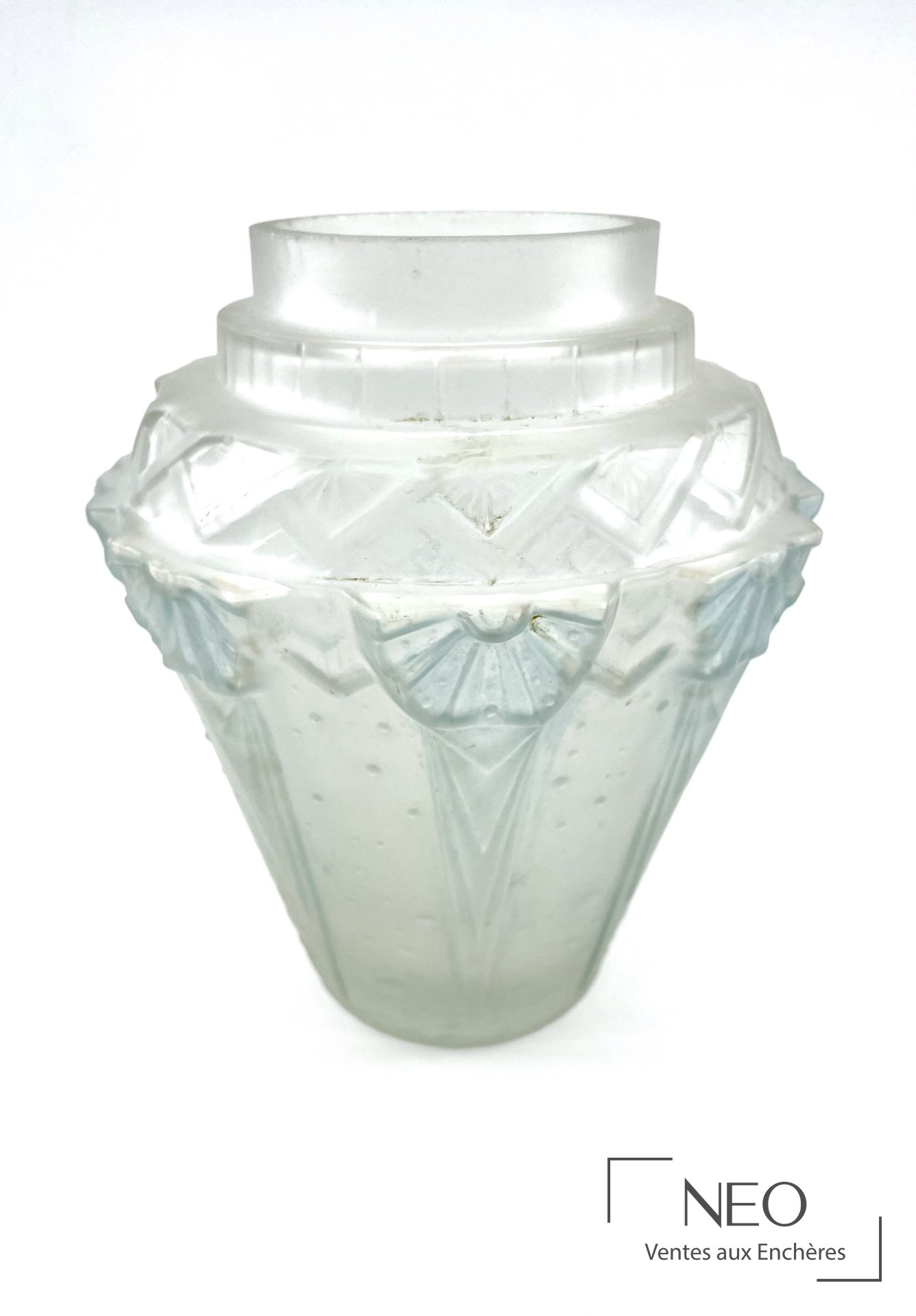 Vase conique en verre pressé-moulé incolore à décor géométrique en relief