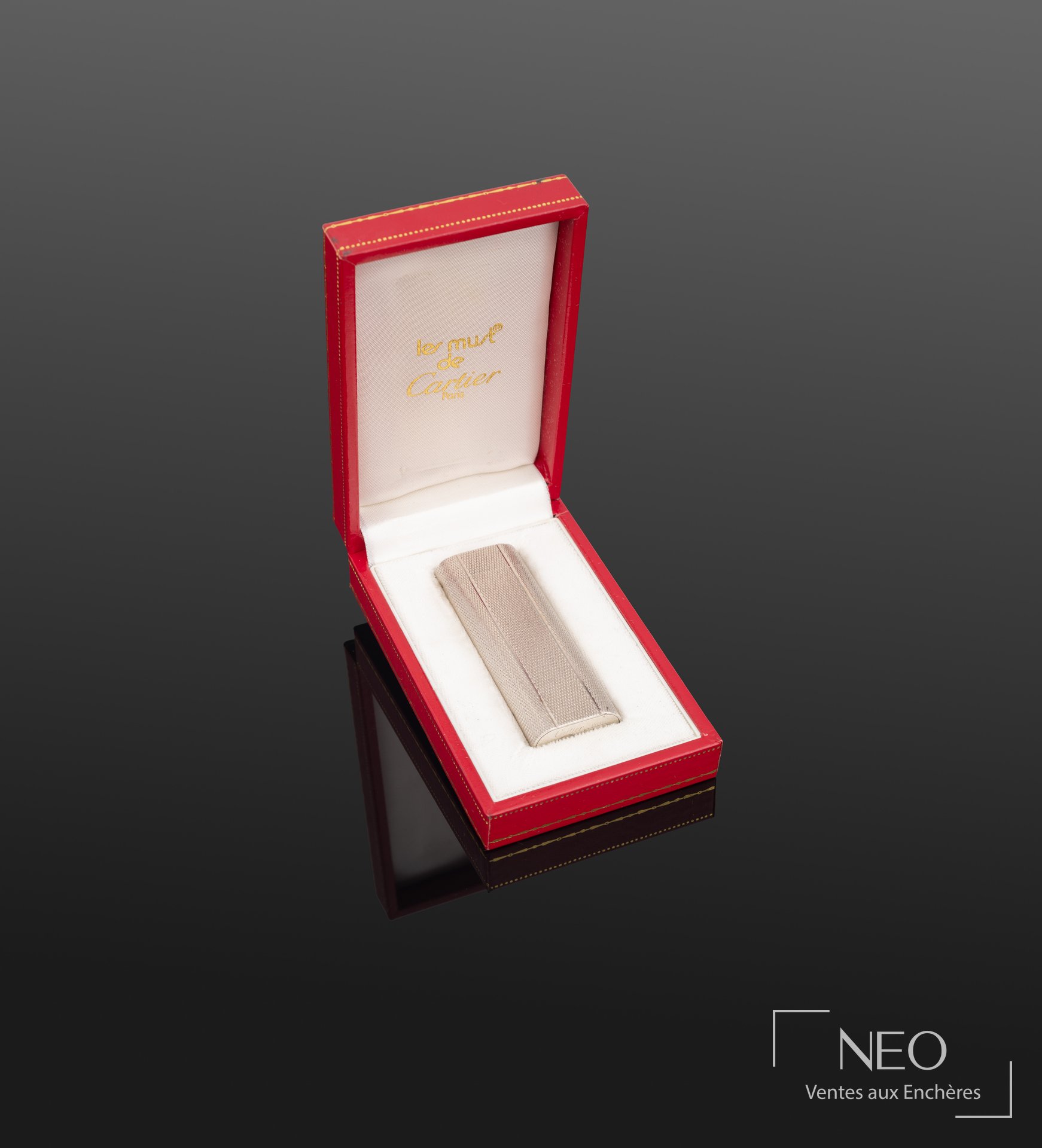 Must de Cartier briquet rechargeable Cartier Paris en métal argenté guilloché