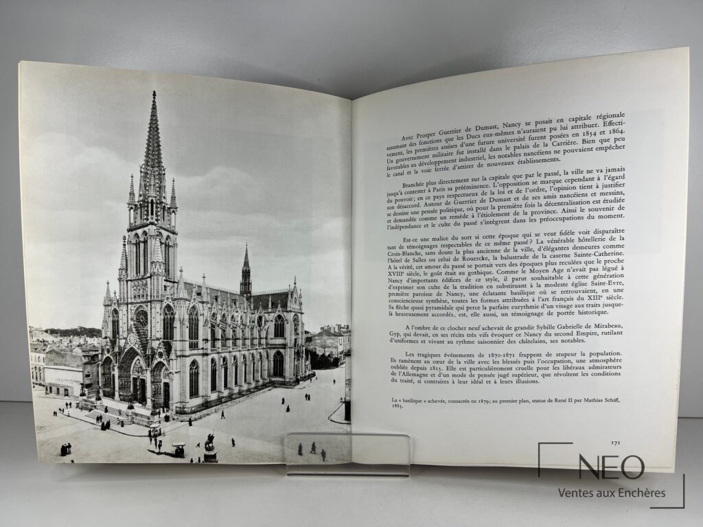 Livre ouvert sur une double page avec une vue de la basilique et un texte imprimé