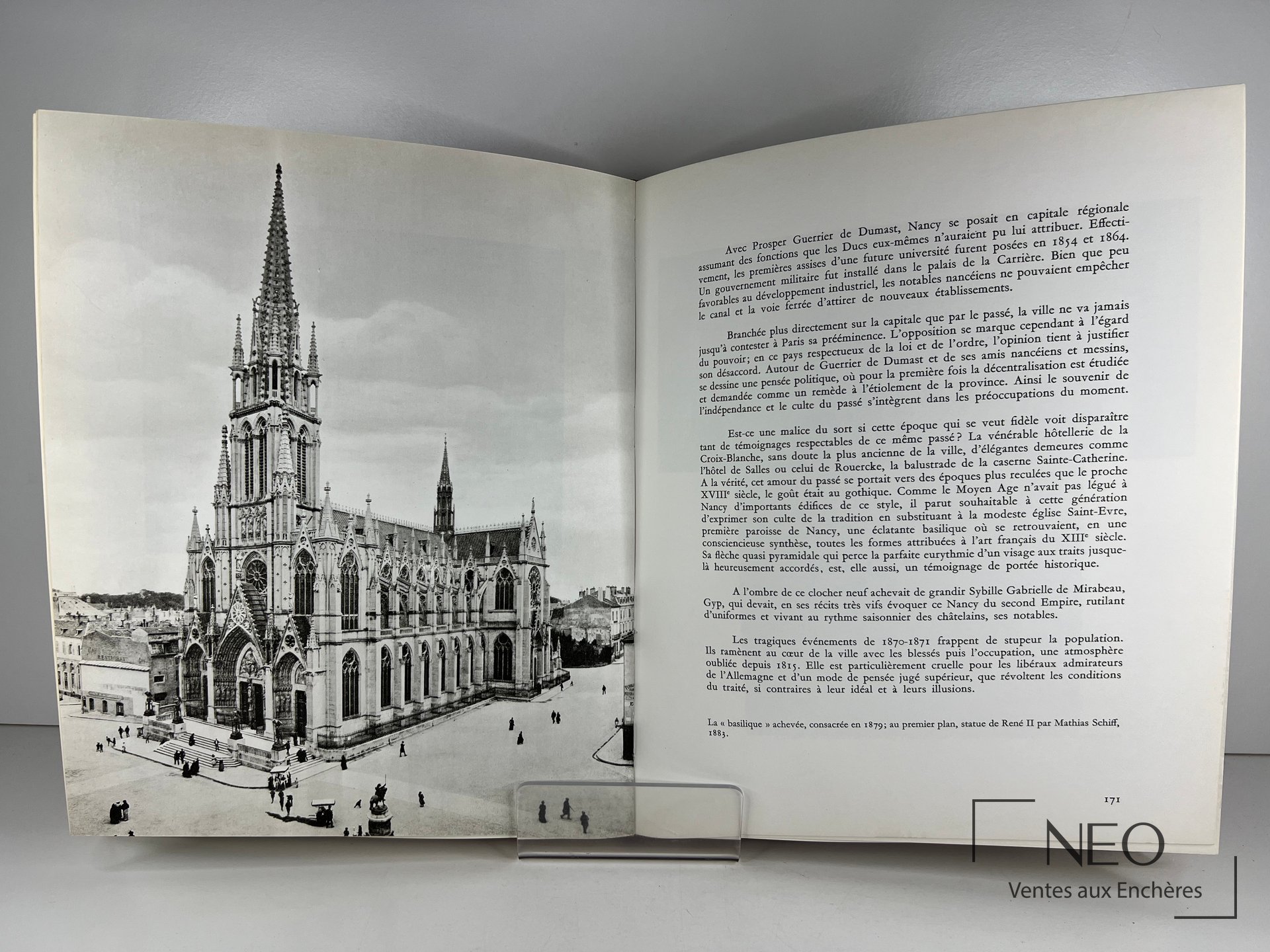 Livre ouvert sur une double page avec une vue de la basilique et un texte imprimé