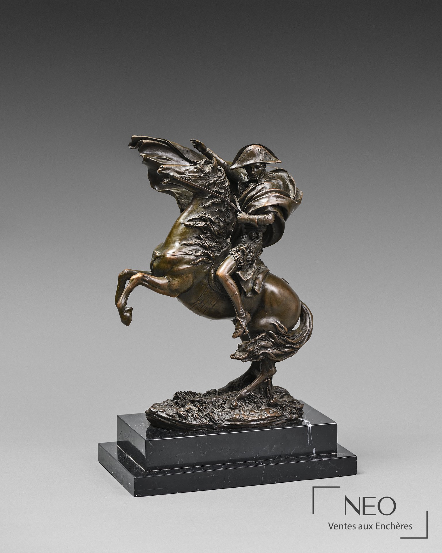 Napoléon Bonaparte à cheval en bronze sur socle en marbre noir